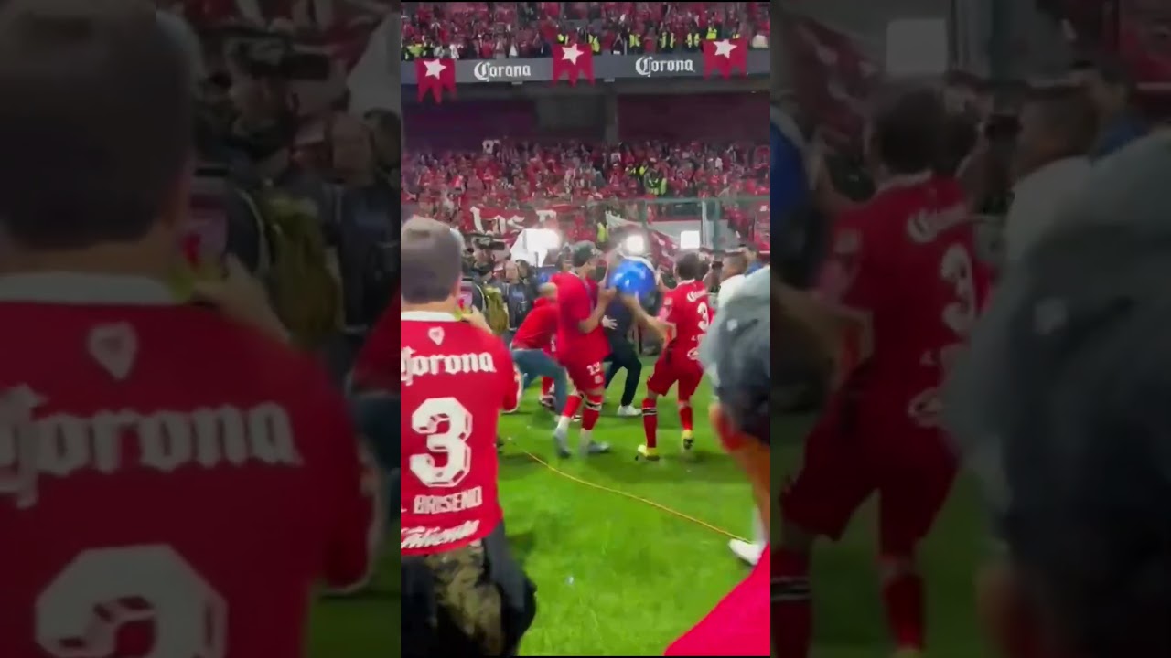 Los jugadores del Toluca bañan al Turco Mohamed tras salir campeón y darles la 11