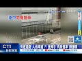 【每日必看】快速道路&quot;肉身擋車&quot;險撞噴!阿伯擋輕軌竟 &quot;狂叭不走&quot;! 20240502