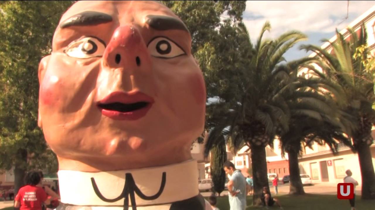 Plantada de Gegants a la Plaça Catalunya d'Ulldecona