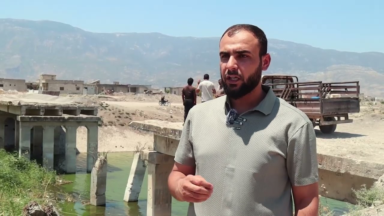 في سهل الغاب غرب حماة الخصب، وعلى ضفتي نهر العاصي، كانت تربط الجسور بين قرى الغاب الشرقي والغربي