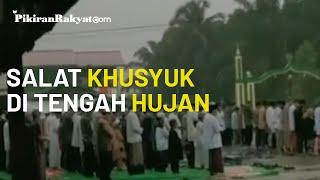 Viral, Video Jemaah Salat Ied dengan Khusyuk di Tengah Guyuran Hujan Deras