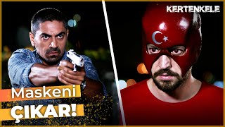 Ay Yıldızlı Adam Köşeye Sıkıştı Kertenkele