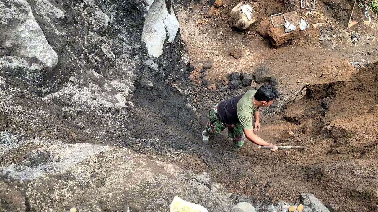 This miner dared to mine under a cliff that had been hit by a landslide which was still dangerous.