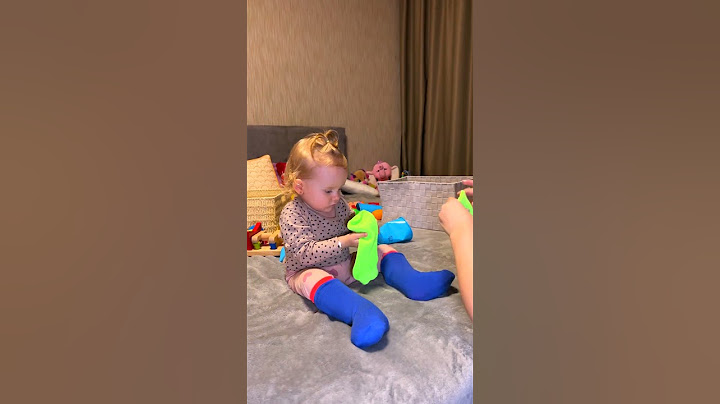👶🏻 BABY vs SOCKS ! 🤣 100 Layers ! CAROLINA NE FURA CIORAPII #shorts