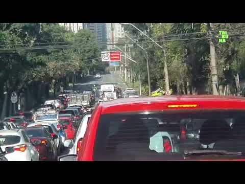 Carro faz manobras em Curitiba na contramão e bloqueia via rápida