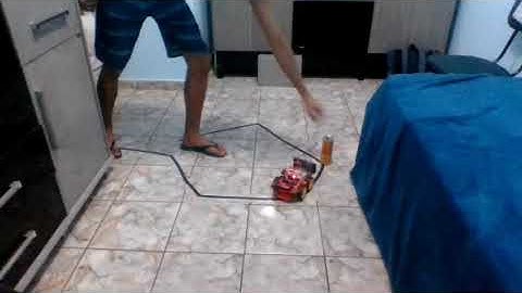 Robô (kit Arduino) procurando latinha com câmera de celular