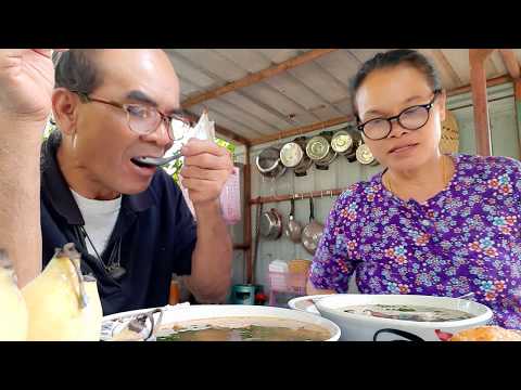 มื้อเที่ยง เกาเหลาเลือดหมู ขนมกล้วยทอดจ้า มื้อเที่ยง เกาเหลาเลือดหมู ขนมกล้วยทอดจ้า