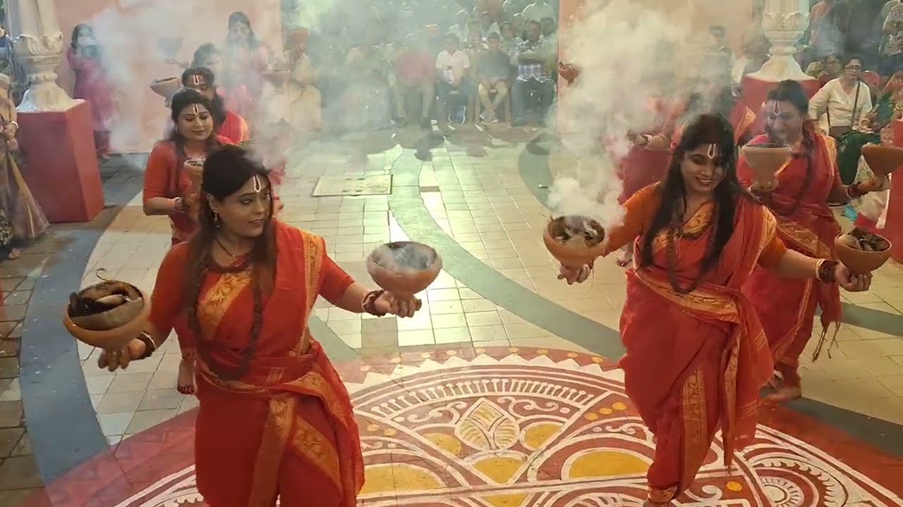 Amazing Graceful Devotional Dhunuchi Naach by Women || Durga Puja || Srijan Midlands