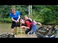 Two single mothers and their sons catch snakehead fish using bamboo baskets  em tn toan