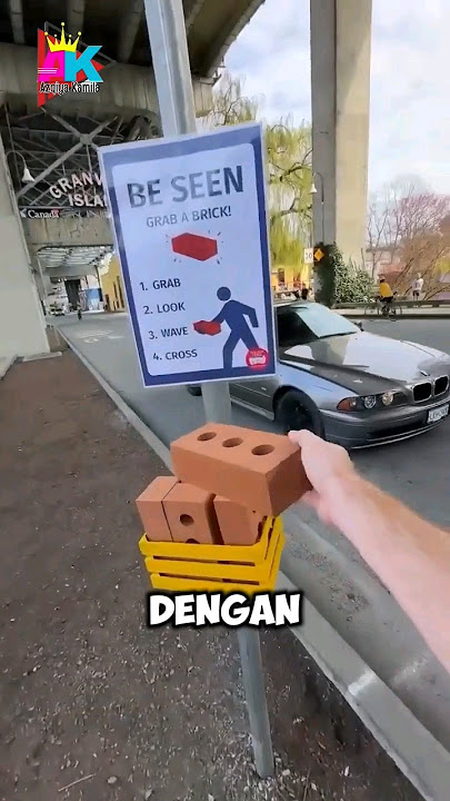Bawa Batu Bata Saat Menyebrang