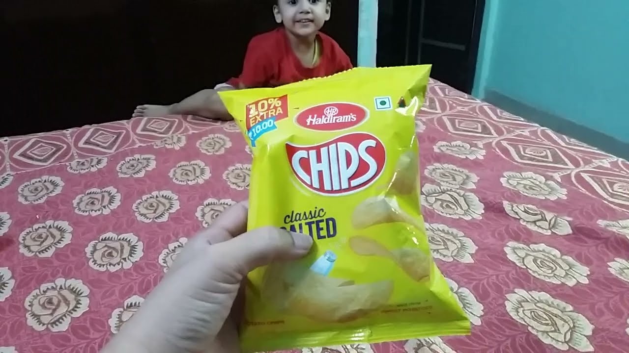 Cute baby ko chips chij dilayi!! getting crazy fight 