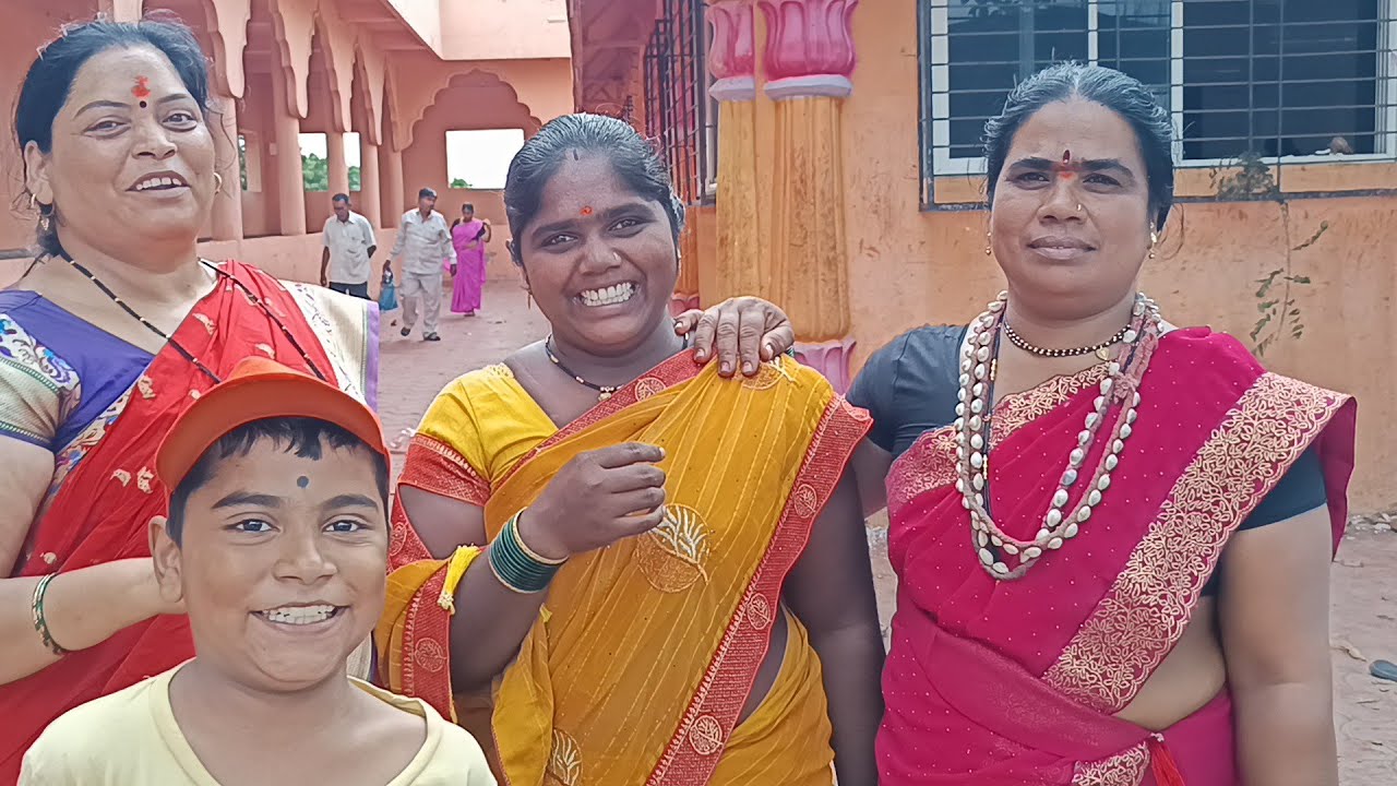 देवाचं दर्शन घेत असताना फॅन मंडळी खुप भेटली व्हिडिओच्या नादात बापू हरवला😭 #gavthipooja 