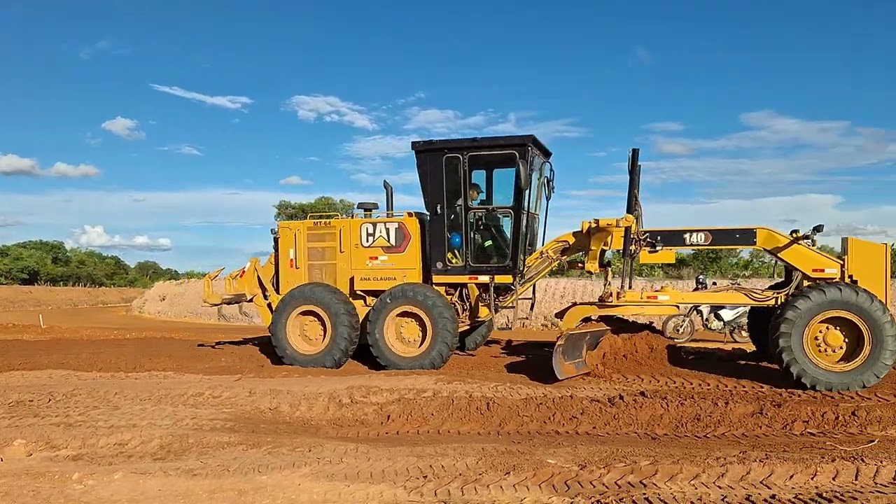 Note: Paving/asphalt work on MG-202 Vereda cloverleaf, with the participation of EDE Augusto Patr...