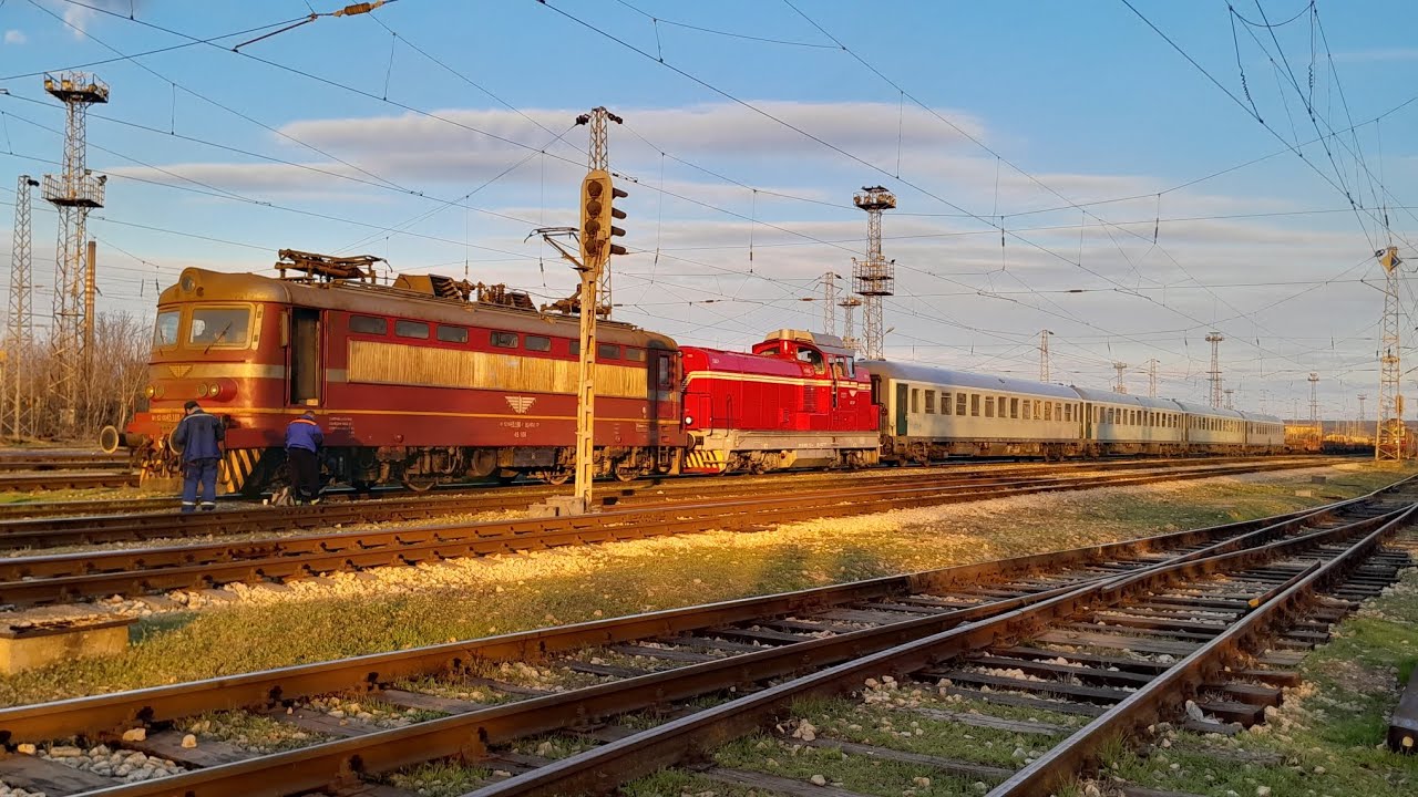 Товарен влак на БДЖ ТП с локомотиви 45 188 и 55 137 заминава от Русе Разпределителна