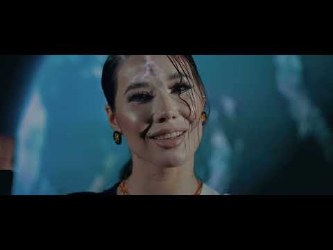 Jazo koloniyasidagi yalangoch ayol Jennifer Yevropa porno