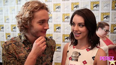 EXCLUSIVE! Reign's Adelaide Kane, Toby Regbo & Megan Follows Tease A Frary Baby At Comic-Con!