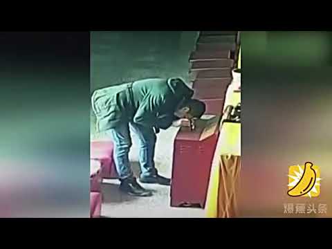 +监拍男子寺庙功德箱里偷钱 专挑百元大钞 国语流畅