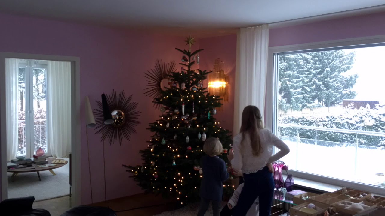 Christbaumschmücken bei der MidModern Familie