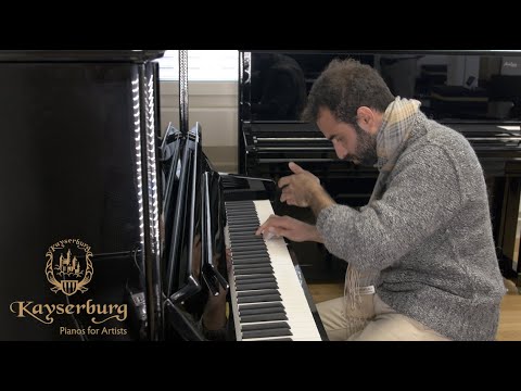 Gianluca Iadema spielt zum ersten Mal auf den Kayserburg Pianos KA1X, KA2X und KA6X