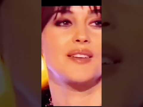 أكتر امرأة مثيرة فى العالم نسيت نفسها أمام عمر الشريف شوف نظرات عنيها ليه طلعت جامد ياعالمى