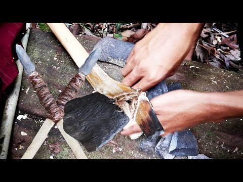 Membuat Kapak dan Tombak dari batu