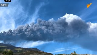 エトナ山の噴火　至近距離でカメラに