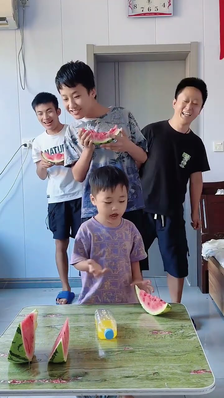 翻瓶子挑战，父子两真的太好玩了！#Cute baby#Cute#呆萌小米宝#聪明宝宝#萌娃
