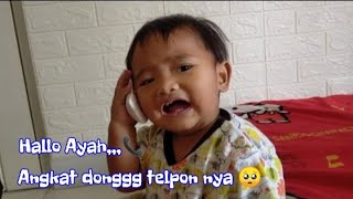 Halo Ayah... 📞 Angkat Telpon nya dongg 😳 || Bersihkan Motor Vespa Merah dengan Tissue 😃