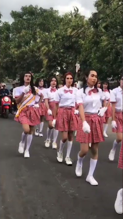 Heboh ||| Waria ikut gerak jalan indah ramaikan HUT RI yang ke_77