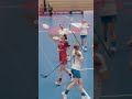 Oona Hirsimäki pommittaa ja Leea Kaisti kerää pallon talteen. Eka on aina eka! #salibandy