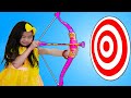 Emma Juega con Arco y Flecha de Juguete |Juegos de Feria para niños | Kids Archery Toys