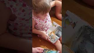 Влог. Ребенок читает книгу в 3 года