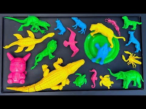 Membersihkan mainan hewan, buaya, gajah, katak, dinosaurus, singa, harimau, dan kuda laut