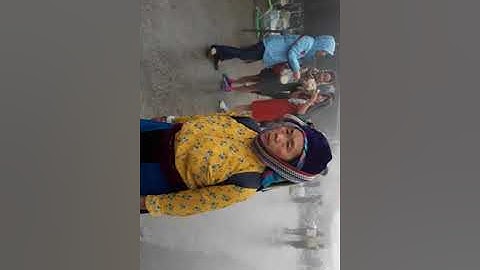 Đoàn khách đi chợ phiên Phố Cáo