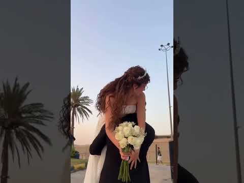 عريس يشيل عروسة فستان زفاف