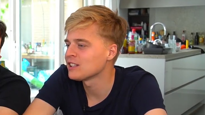 Minderjarig meisje kleedt zich uit voor Matthy
