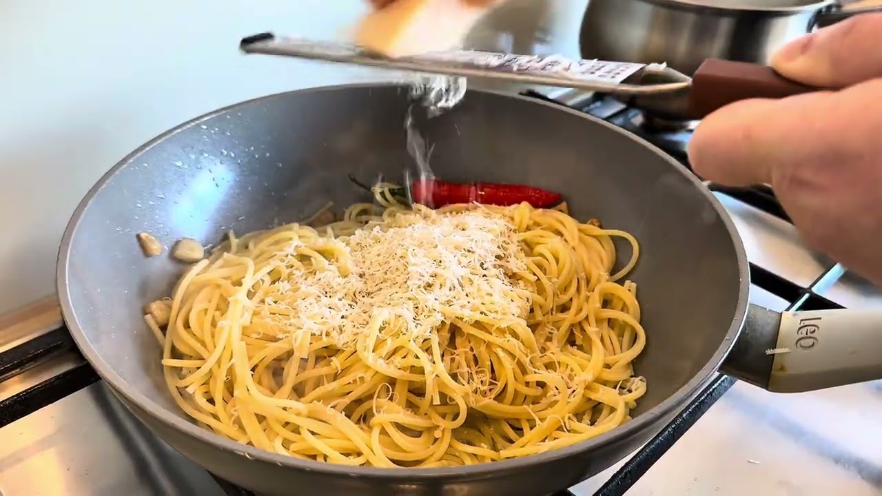 Spaghetti with garlic and olive oil ( Aglio e Olio) midnight recipe #food #pasta #spaghetti #cooking