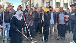 Van’ın seçilmiş belediye eş başkanları Zeydan ve Şedal sokakları temizledi