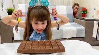 تتظاهر بأنها تمزح مع أصدقائها وتحب اللعب بالشوكولاتة وأبيها