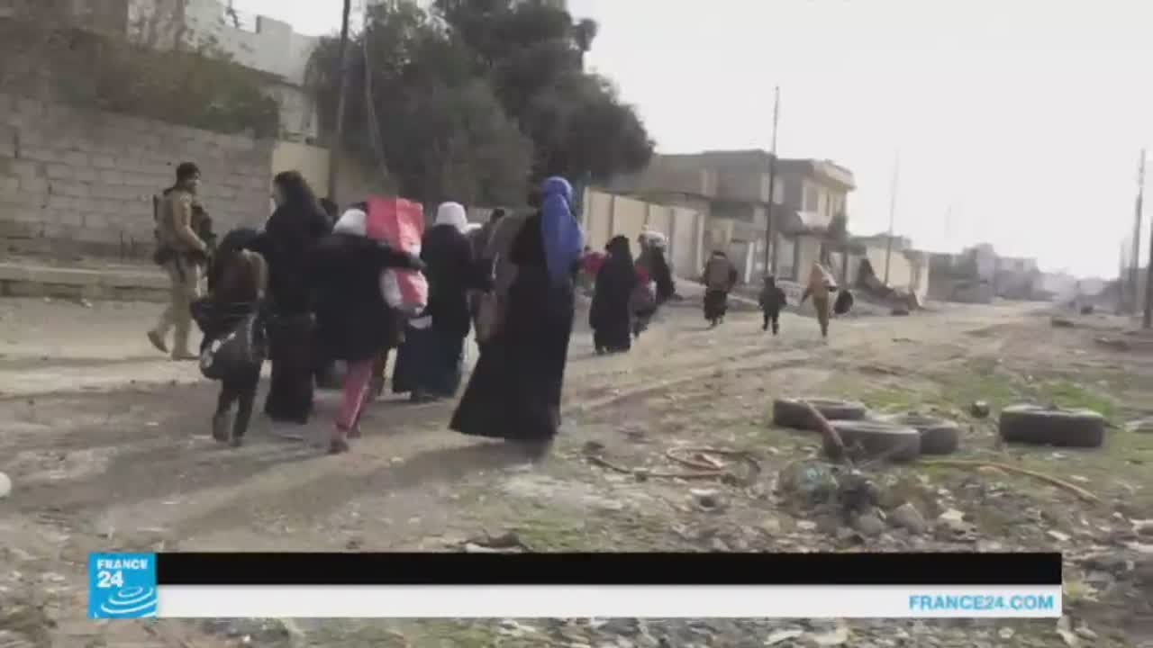 الجيش العراقي يساعد المدنيين الفارين من حي الانتصار