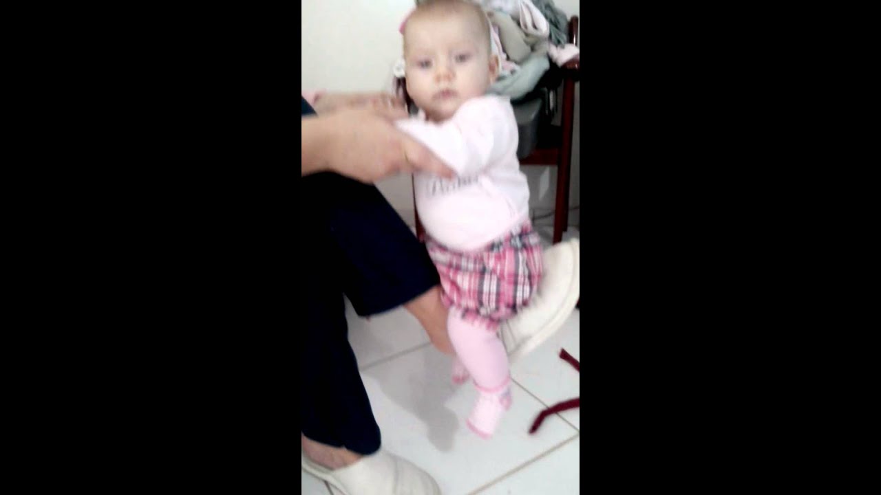 Vitoria brincando de cavalinho