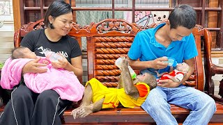Best moment! CUTIS \u0026 baby monkey plays extremely cutely in parents' arms 🤩