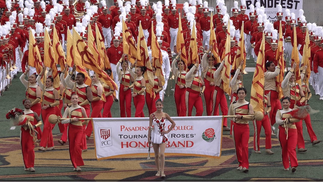 Почетный духовой оркестр и трубачи Herald Trumpets, участвующие в Турнире роз PCC 2026 года (выст...