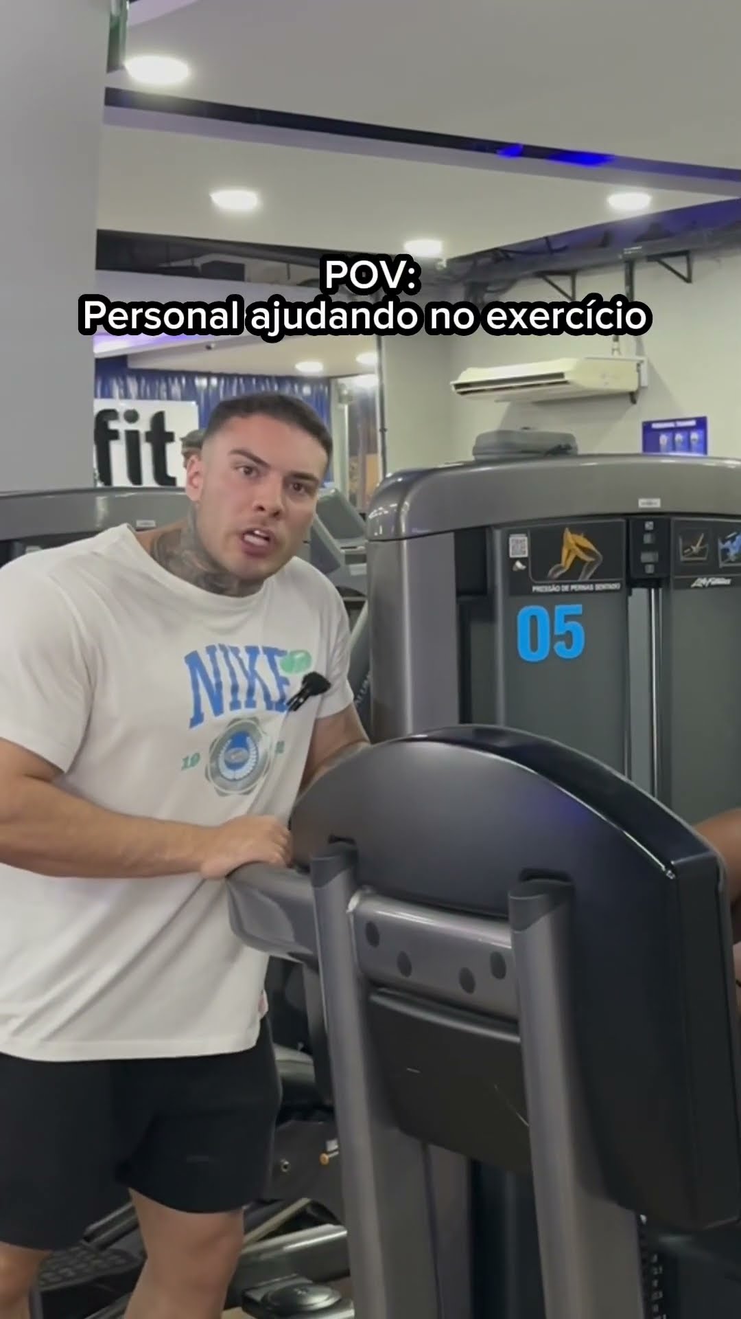Personal ajudando na academia