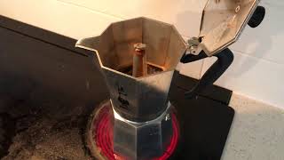leerling Mannelijkheid voormalig Bialetti Moka Express 9-cup Stovetop Espresso Maker - YouTube