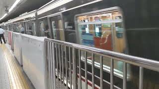 梅田駅を発車する北大阪急行電鉄9000系。