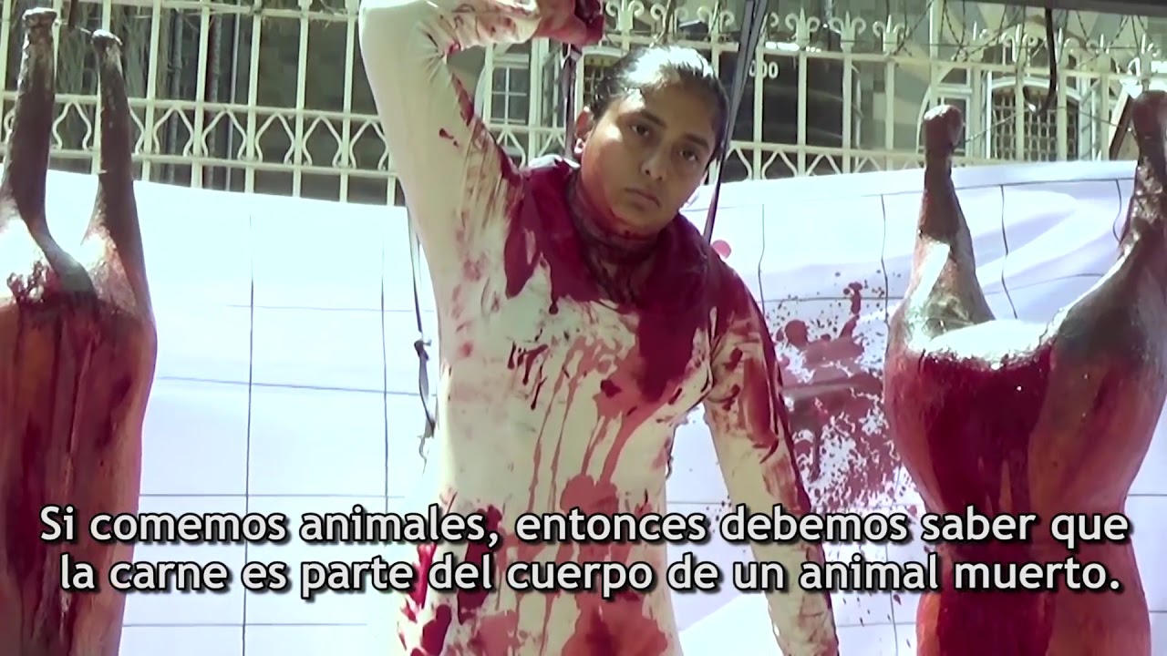 Mujer se cuelga de un gancho para carne carne grill + wine