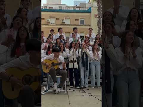 El Coro Joven de la Hermandad de Huelva le canta al Simpecado de Emigrantes