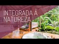 Casa no meio da Mata Atlântica com decoração brasileira, peças garimpadas e spa na suíte de casal