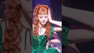 Agnes E Enid Dancando Ao Som De Sequência Feiticeira